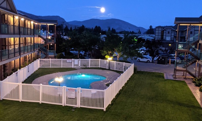 Okanagan-Similkameen Condominio | Beautiful relaxing large condo, steps from the beach.