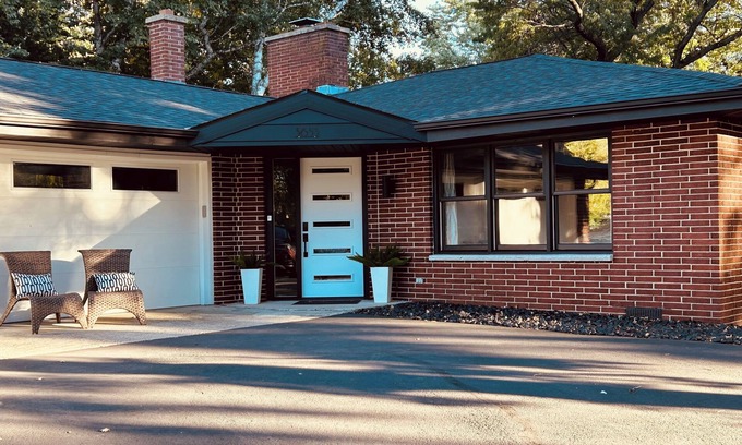 Black Wolf Casa | EAA: Lovely lake house with seawall to park a boat, minutes from EAA grounds
