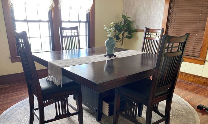 Albion Casa | BEAUTIFUL REMODELED COLONIAL BY THE CANAL