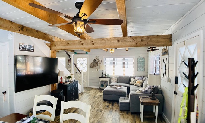 McCall Casa | Beautiful Remodeled Dog-Friendly In-Town 3/2 Cabin