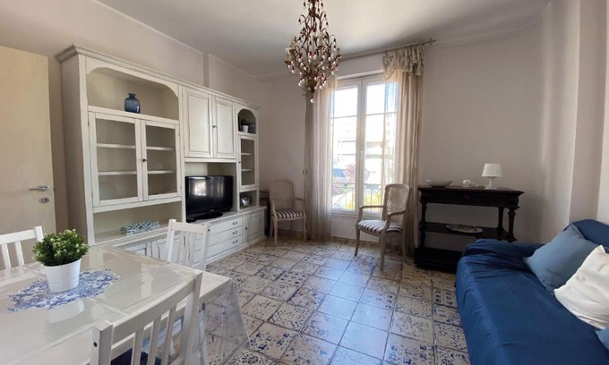 Les Baumettes Apartamento | BEAUTIFUL renovated apartment ,NEXT TO THE BEACH ! AIR-C, FREE PARKING!