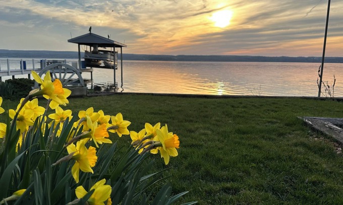 Lodi Otro | Beautiful renovated Farmhouse on Seneca Lake. Finger Lake Wine Trail.