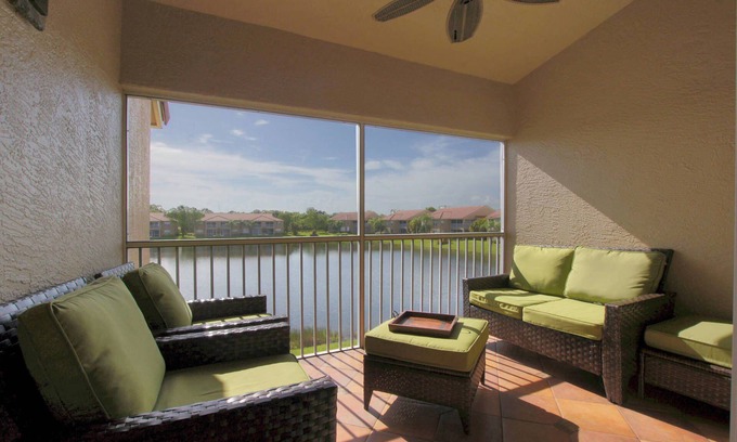 Naples Condominio | BEAUTIFUL RESORT STYLE CONDO WITH AMAZING LAKE VIEWS!