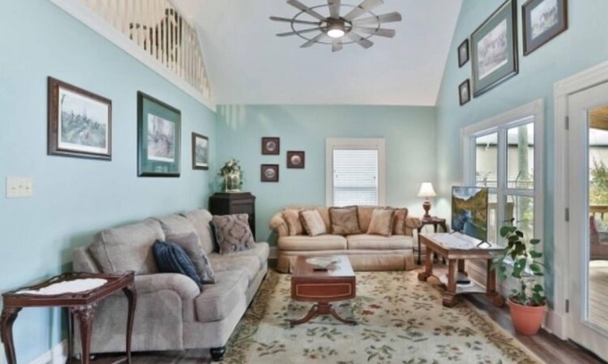 Shelbyville Cabaña | Beautiful restored Victorian farmhouse