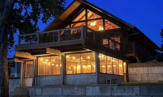Prairie Du Chien Cabina | Beautiful riverfront log cabin home in Prairie du Chien