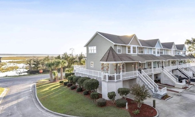 St. Marys Casa | Beautiful Riverside Retreat on St Marys River, just a short walk to town & ferry
