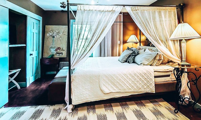 North Adams Casa | Beautiful romantic Private en suite