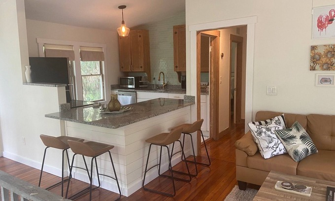 St. Petersburg Cabaña | Beautiful Roser Park Cottage - Walk to Downtown - 15 min Drive to Beaches