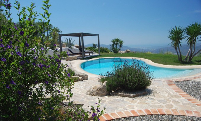 Alcaucín Villa | Una hermosa villa con encanto, carácter y belleza rústica. Vistas al lago.