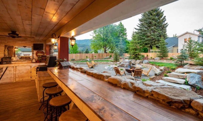 Kellogg Casa | Beautiful Rustic 6 bedroom House with water park access to Silver Rapids