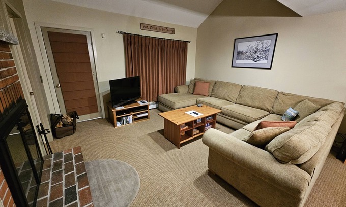 Carrabassett Valley Condominio | Hermoso Ski In / Out Sugarloaf Condo cerca de excelentes comodidades