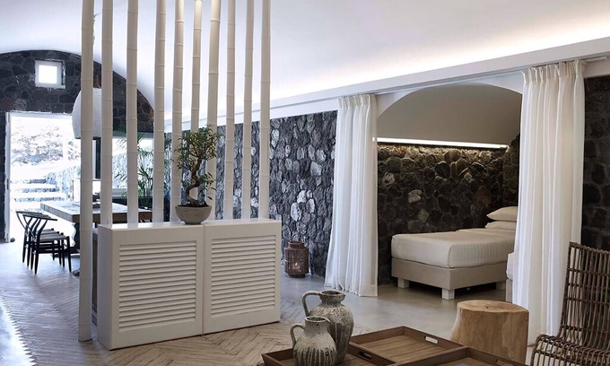 Exo Gialos Villa | Beautiful Santorini Villa | 2 Bedrooms | Greta Villa | Private Pool & Close to Amenities | Exo Gialos