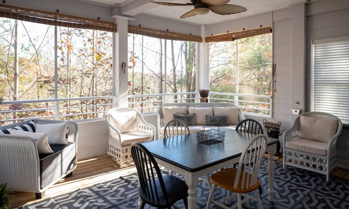 Dahlonega Casa | ❤️spring is here! Come enjoy it on the screen porch❤️