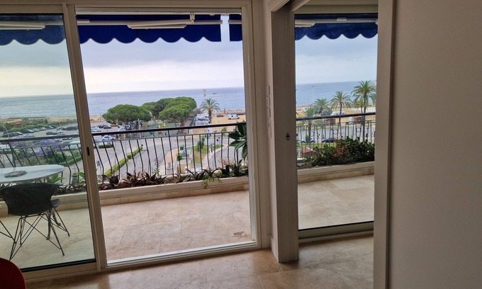 Menton Apartamento | Beautiful sea view, beach 100m away. All comforts. As new