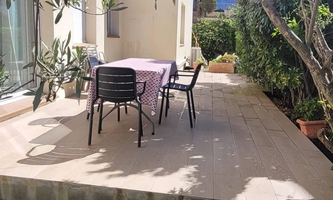 Llanca Apartamento | Beautiful seaside apartment in quiet neighborhood