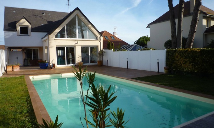 Ouistreham Villa | Hermosa casa de vacaciones, muy cerca del mar con piscina privada.