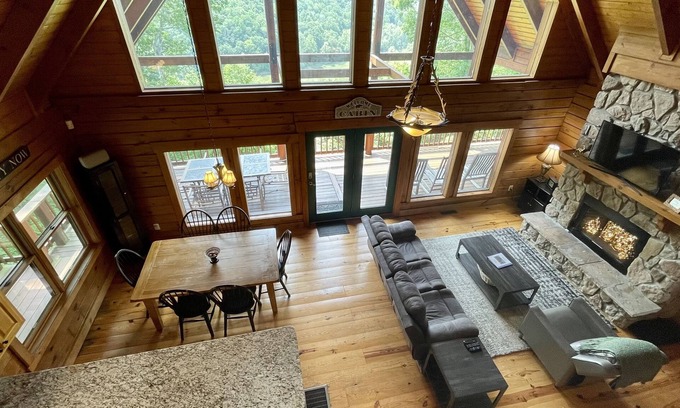 Russell Springs Cabina | Beautiful secluded cabin - sleeps 12, fire pit, fishing pond, grill, game room