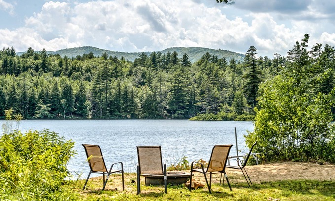 Bridgton Casa | Hermosa casa aislada ubicada en el agua con vista a la montaña de esquí