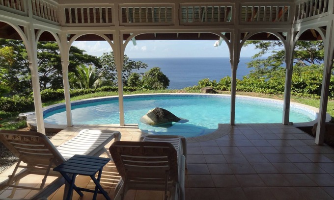 Concordia Cabaña | Beautiful, secluded, open plan cottage with spectacular sea views