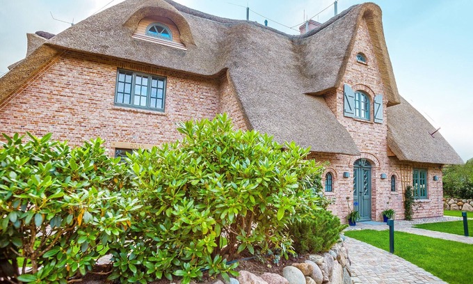 Großmorsum Casa | Beautiful semi-detached house under thatch with single house character! High quality