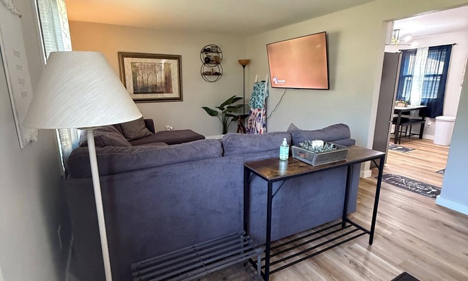 Allouez Casa | Beautiful Serenity in Green Bay, WI! 3 bedrooms/1 bath FULLY furnished house.