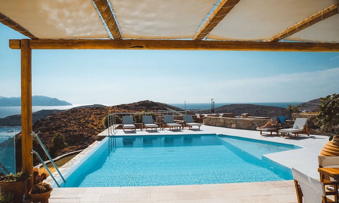 Ios Villa | Una elegante casa familiar con piscina infinita y vistas impresionantes al mar.