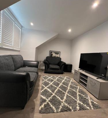 Strood Casa | Beautiful Shared One Bed Flat (Room/Front)