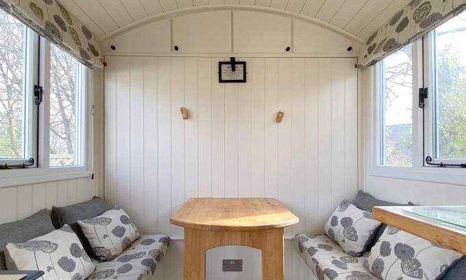 Upper Killay Cabina | Beautiful Shepherds Hut near The Gower