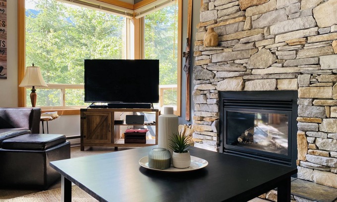 East Kootenay Casa | Beautiful Ski In/Out Riverside Retreat at the Base of Panorama ♥️♥️