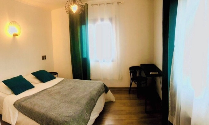 Pont-Saint-Esprit Cama Y Desayuno | Beautiful spacious room and bar restaurant