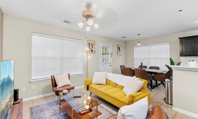 Franklin Park Casa | Beautiful Space - Nice yard - 10 min from DT