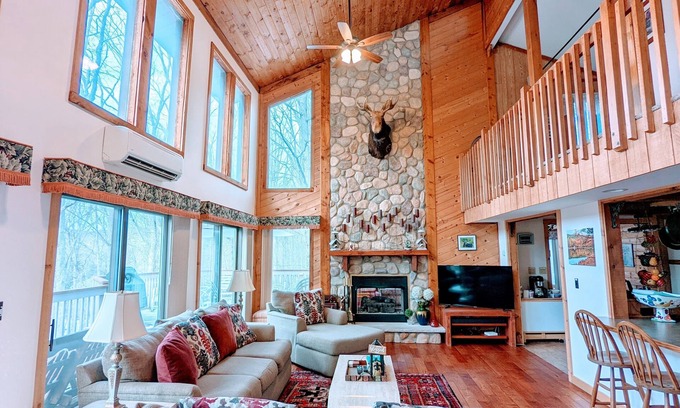 Bushkill Cabina | Hermosa, amplia cabina Poconos, mesa de billar, a 15 minutos de las montañas Shawnee Ski