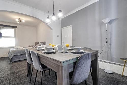 Southend-on-Sea Casa | Beautiful Spacious four bedroom house with parking for 2 cars, 5 minute walk to southend station