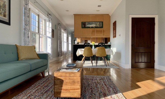 Darien Apartamento | Beautiful, spacious 3rd floor apartment in the Darien historic district.