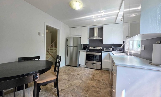 North York Casa | Beautiful spacious 4+1 house excellent location,2 full bathrooms parking area