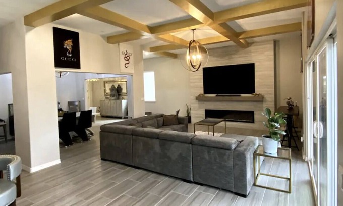 Biggs Field Casa | Beautiful spacious 5 bedroom home getaway!