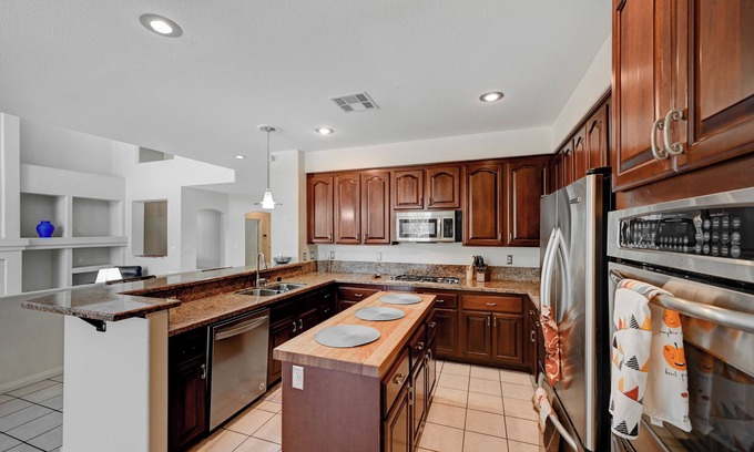 Spring Mountain Ranch Casa | Beautiful Spacious 5-bedroom bungalow in vibrant Las Vegas with WiFi, AC
