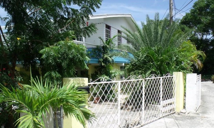 Hastings Apartamento | Hermoso, espacioso apartamento con aire acondicionado cerca de las playas de la costa sur