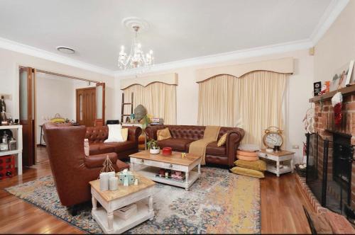 Baulkham Hills Casa | Beautiful & spacious home overlooking pool