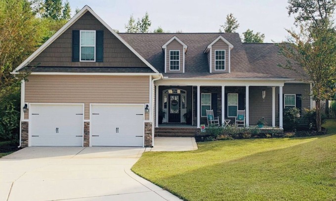 Cameron Casa | ⭐️Beautiful SPACIOUS family + kids + pet friendly home close to Fort Bragg!⭐️