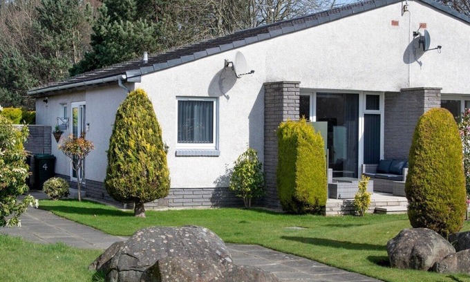 Longcroft Casa | Beautiful spacious house Airport