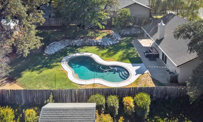 Redding Casa | BEAUTIFUL & SPACIOUS | HUGE BACKYARD | POOL | HAMMOCK | EV CHARGER | INDOOR FIRE