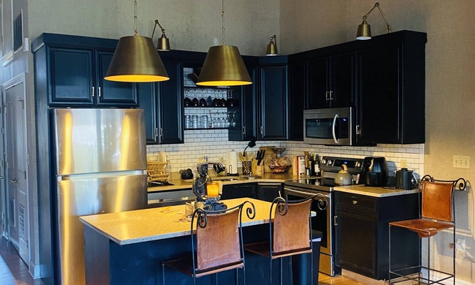 Windsor Casa | Beautiful Spacious Loft Style Townhome, 10 mins from train station and airport!