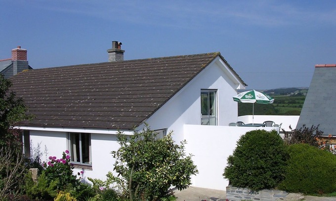 Golant Casa | Beautiful spacious, split-level house near Fowey, heated swimming pool, hot tub