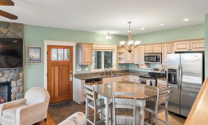 Edgecomb Casa | Beautiful spacious vacation rental home with views of the Sheepscot River