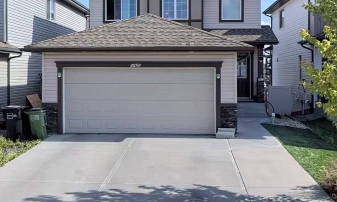 Southeast Edmonton Casa | Beautiful Stay A/C at Ellerslie @ Charlesworth in Edmonton AB