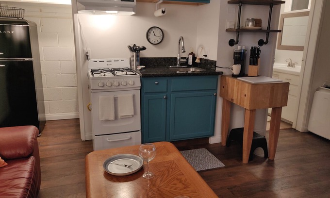 Oleander - Sunset Apartamento | Beautiful Studio, Gated Private Yard, Fast WiFi with Parking