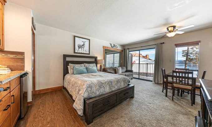 Truckee Condominio | Beautiful Studio w/ Lake View #243 at Donner Lake Village