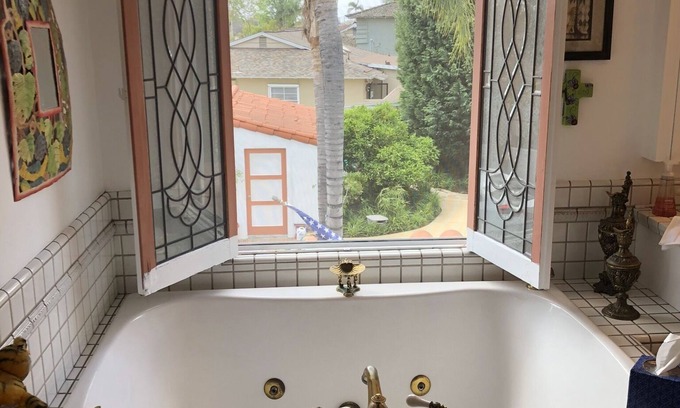 Downey Apartamento | Beautiful studio with nice jacuzzi and steam bath in the shower