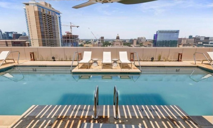 Central East Austin Apartamento | Beautiful studio with rooftop patio with 2 swimming pools, basketball court